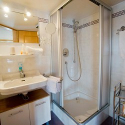 Badezimmer mit Dusche und Waschbecken
