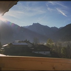 Freier Blick vom Balkon in die Berge