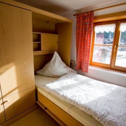 zweites Schlafzimmer mit Schrankbett